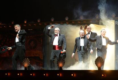 Michael Palin, Terry Gilliam, Eric Idle, John Cleese y Terry Jones saliendo al escenario en el O2 de Londres.