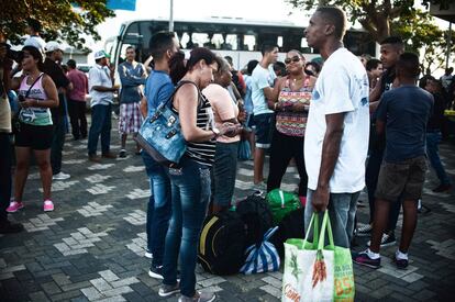 El primer grupo de migrantes cubanos saliendo en autobús del parque de La Cruz,  hacia el aeropuerto Daniel Oduber.