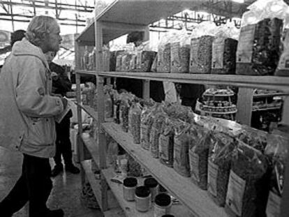 Hierbas y productos dietéticos naturales, en una feria en Madrid en 1997.