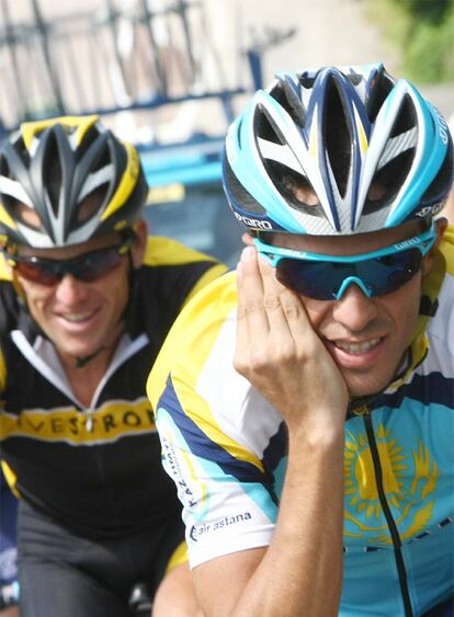 Contador, que habla por el telfono mvil, y Armstrong, durante el entrenamiento de ayer.