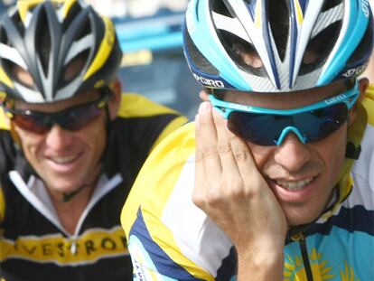 Contador, que habla por el teléfono móvil, y Armstrong, durante el entrenamiento de ayer.