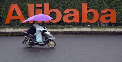 Una mujer pasa junto al logo de Alibaba en la sede de la compañía en  Hangzhou (China).