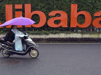 Una mujer pasa junto al logo de Alibaba en la sede de la compañía en  Hangzhou (China).