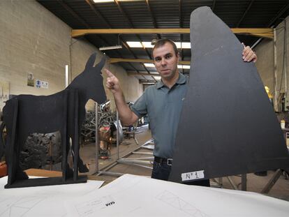 El artista Fernando Sánchez Castillo posa junto a la maqueta de <i>Burro Grande</i> en el taller de la fundición Capa.