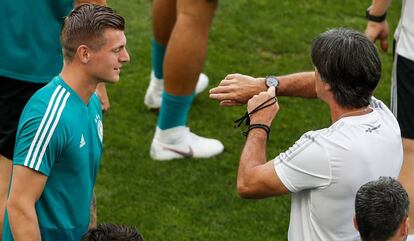O treinador Joachim Löw conversa com Kroos em treinamento da Alemanha.