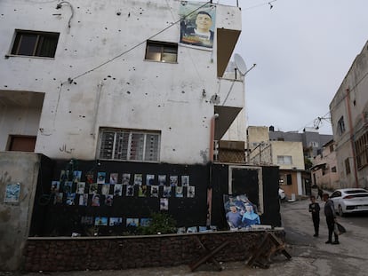 Altar para honrar a los "mártires", fallecidos en relación con el conflicto con Israel, en una calle del campo de refugiados de Yenín, el 27 de noviembre de 2023.