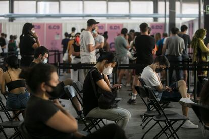 Unos ciudadanos, este lunes, en la fira de Barcelona, tras recibir una nueva dosis de vacuna. / Massimiliano Minocri