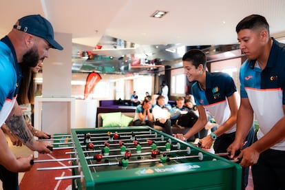 Ona Bonet, en la delantera del futbolín, junto al martillista Kevin Arreaga y el lanzador de peso José Ángel Pinedo, a la izquierda.