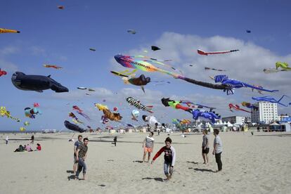 Un grupo de niños juegan con cometas durante el 31 Festival Internacional de Cometas en Berck (Francia).