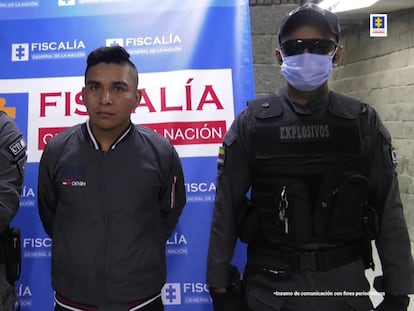 El soldado Eliécer Rodríguez, acusado de abusar de una niña indígena, es presentado en la Fiscalía, este lunes en Bogotá.