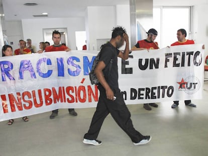 Protesta contra el decreto que deja sin sanidad a los inmigrantes sin papeles, en el ambulatorio Concepción Arenal de Santiago de Compostela, en septiembre de 2012.