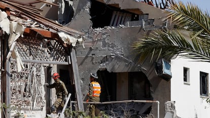 Socorristas en una casa donde impactó un cohete lanzado desde Gaza, el mates en Ashkelon (Israel).