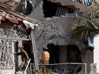 Socorristas numa casa atingida por um foguete lançado de Gaza, nesta terça-feira, em Ashkelon (Israel).
