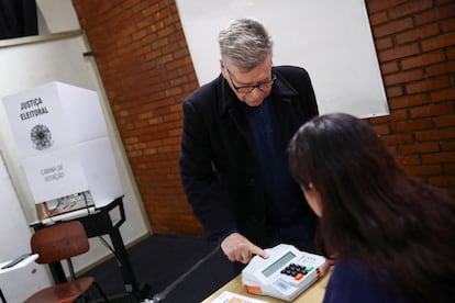 Un hombre que ha emitido su voto certifica con su huella digital. Brasil tiene un avanzado sistema de voto electrónico que permitirá obtener resultados en menos de 60 minutos.   