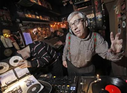 Juan de Pablos celebra el 30º aniversario de su programa pinchando discos en la sala Siroco.