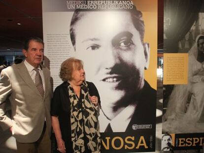 Alfredo y Mª Victoria Espinosa acudieron a la presentación de la exposición dedicada a su padre.