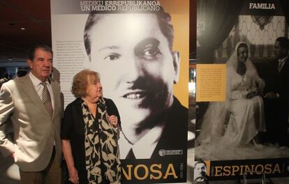 Alfredo y Mª Victoria Espinosa acudieron a la presentación de la exposición dedicada a su padre.