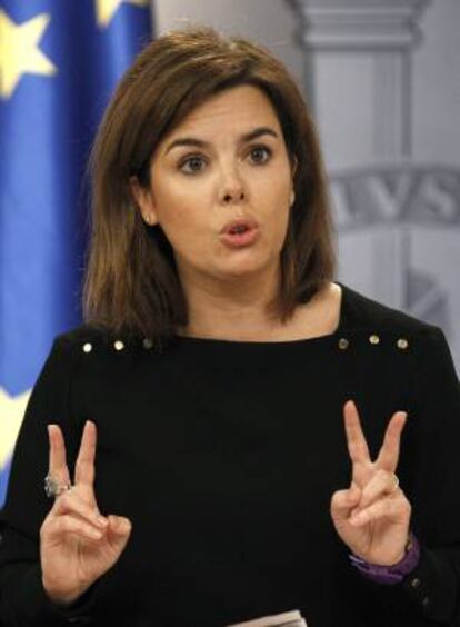 La vicepresidenta del Gobierno, Soraya Sáenz de Santamaría, en la rueda de prensa posterior a la reunión del Consejo de Ministros, celebrado hoy en La Moncloa.