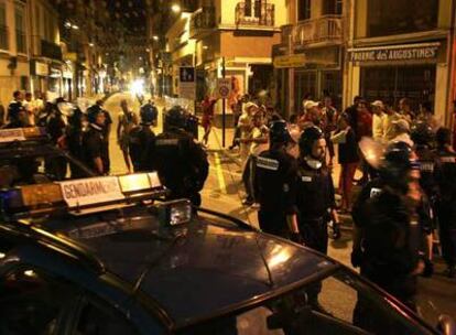 Policías franceses desplegados para evitar incidentes entre inmigrantes en 2005 en Perpiñán.
