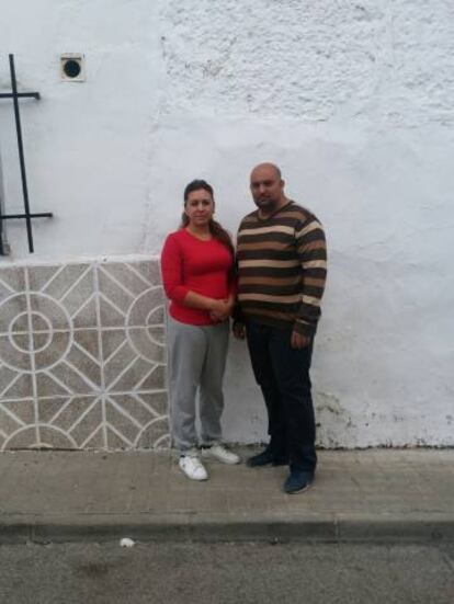 Consuelo López y Ramón Muñoz junto a su casa en Torres de la Alameda.