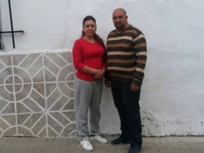 Consuelo López y Ramón Muñoz junto a su casa en Torres de la Alameda.