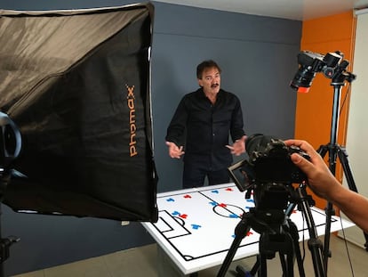 Ricardo La Volpe, durante la grabación de uno de sus vídeos.