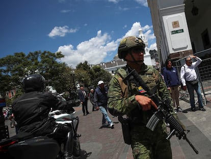 Un soldado hace guardia en la plaza principal del centro de Quito antes de las elecciones presidenciales del domingo.