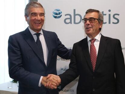 El consejero delegado de Abertis, Francisco Reynés (i), y el director general y miembro del comité de dirección, Carlos del Rio, se estrechan la mano durante un encuentro con la prensa.