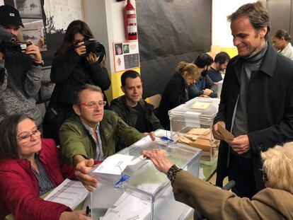 El candidato de ECP por Barcelona al Congreso, Jaume Asens, vota en Barcelona con su abuela, de 101 años.