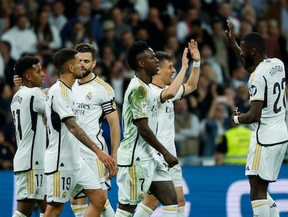 Jugadores del Real Madrid celebran el gol de Arda Guler frente al Alavés.