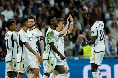 Jugadores del Real Madrid celebran el gol de Arda Guler frente al Alavés.