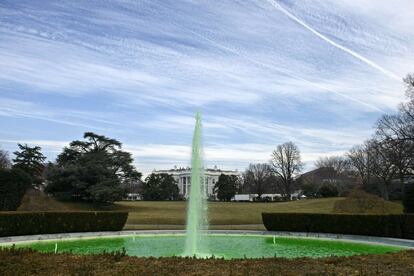El agua de la fuente del jardín sur de la Casa Blanca en Washington teñida de verde para celebrar el Día de San Patricio.