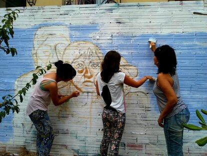 Miembros de la Colectiva en Valencia, realizando graffitis para la paz.