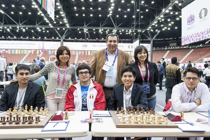 Parte de los equipos peruanos, con su presidente, Boris Azcue