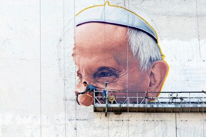 El retrato del papa Francisco es pintado en la fachada de un edificio de oficinas en la ciudad de Nueva York (EE UU).