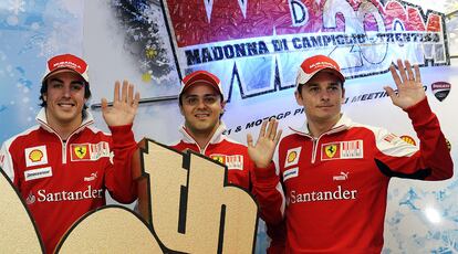 Fernando Alonso y Felipe Massa, pilotos oficiales, posan junto a Giancarlo Fisichella, segundo piloto de la escudería