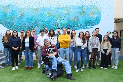 El equipo de investigadores científicos del Instituto de Bioingeniería de Cataluña (IBEC) en una imagen cedida.