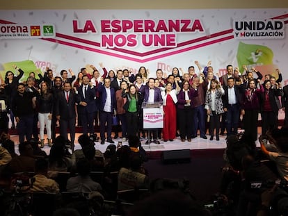 Los coordinadores estatales y  la comisión de elecciones encabezada por Mario Delgado, dirigente de Morena, durante una conferencia en Noviembre de 2023.