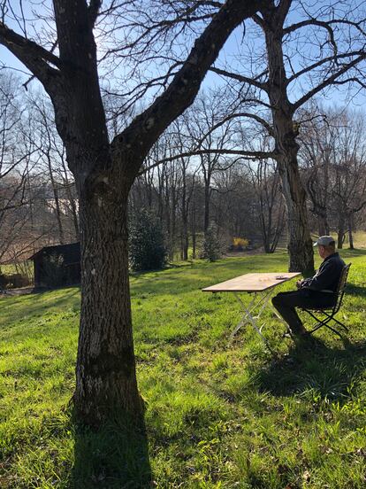 Michael Krüger en un jardín junto a su casa a las afueras de Múnich.