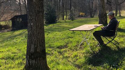 Michael Krüger en un jardín junto a su casa a las afueras de Múnich.