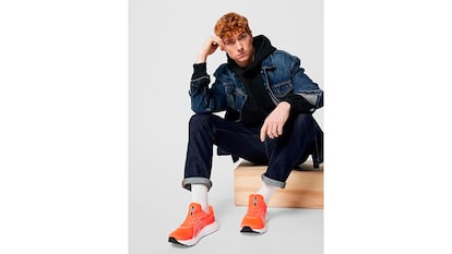 Zapatillas Asics sobre fondo blanco.