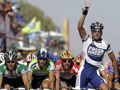 Alessandro Petacchi cruza la meta señalando con los dedos su segundo triunfo sucesivo.