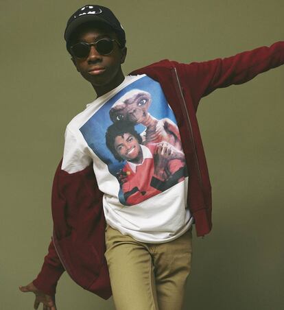 Caleb McLaughlin nos conquistó con sudadera Essentials de Converse, pantalón de Volcom, gorra de New Era, zapatillas de Vans y camiseta de la estilista. Las gafas son el modelo X-Berg Sun de Etnia Barcelona.