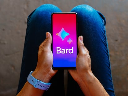 Google Bard está disponible desde hoy en 40 nuevos idiomas, como español, portugués, chino, árabe e hindi.