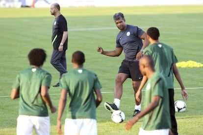 Rijkaard, ayer durante el entrenamiento de Arabia Saudí.