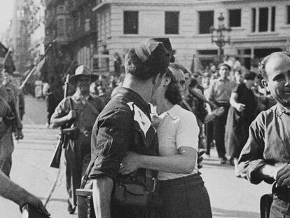 Un miliciano besa a una chica.