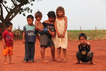 Crianças da aldeia Tekoha Nhu Verá, que fica em uma área ocupada há dois anos no Mato Grosso do Sul.