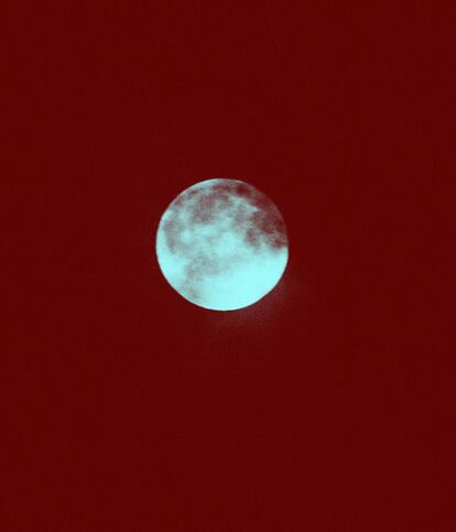 'Menstruation Myths', 2021, fotografía que evoca el mito de la vinculación de la menstruación con los ciclos lunares, uno de los muchos que rodean al periodo.