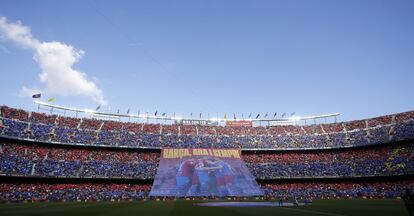 "Barça ahora y siempre", se lee en una gran pancarta que despliegan los aficionados en las gradas al tiempo que se hace un mosaico y todos los hinchas cantan el himno azulgrana.