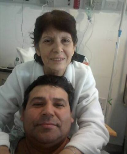 Arregui y su esposa, recuper&aacute;ndose de la operaci&oacute;n.